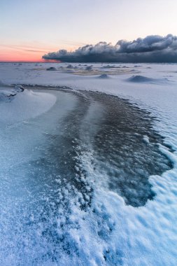 Gün batımında karlı deniz kıyıları
