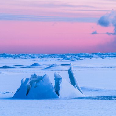 Gün batımında karlı deniz kıyıları