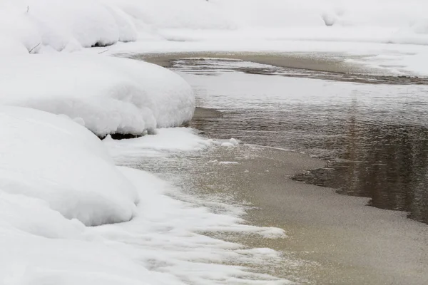 Río Invierno Con Nieve Hielo —  Fotos de Stock