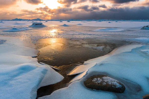 Śnieżne Wybrzeże Morza Zachodzie Słońca — Zdjęcie stockowe