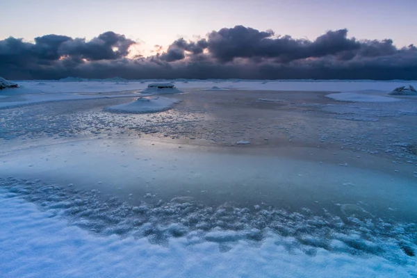 日没時の雪の海の海岸 — ストック写真