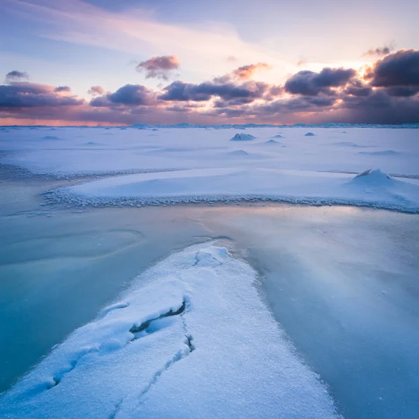 Verschneite Küste Bei Sonnenuntergang — Stockfoto