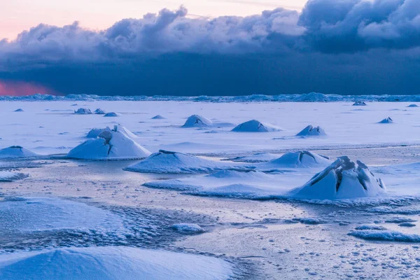 Snöig Havskust Vid Solnedgången — Stockfoto