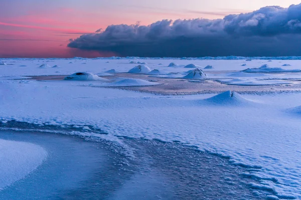 Verschneite Küste Bei Sonnenuntergang — Stockfoto