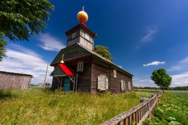 Yeşil çimenlikteki ahşap ortodoks kilisesi