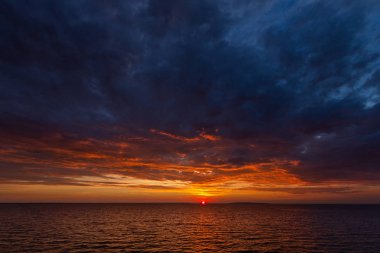 Gün batımında deniz manzarası