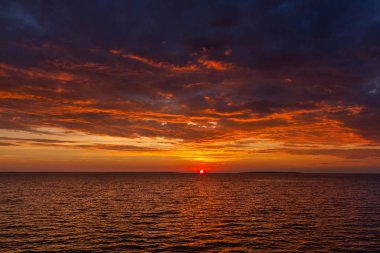Gün batımında deniz manzarası