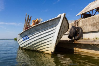 Eski nehir limanında tekne