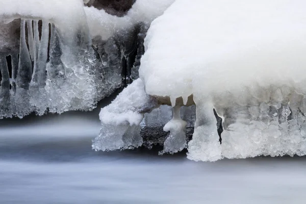 冬天河与雪和冰 — 图库照片
