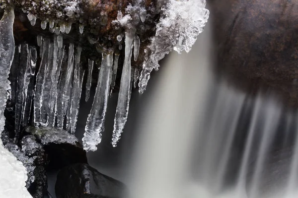 Fiume Invernale Con Neve Ghiaccio — Foto Stock