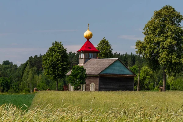 Yeşil çimenlikteki ahşap ortodoks kilisesi