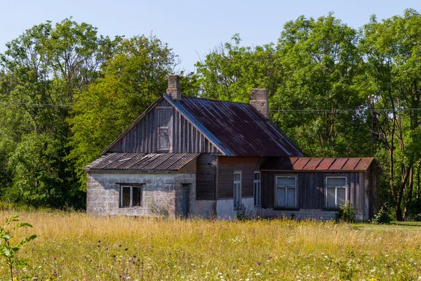 緑の芝生の上の古い農村の家 — ストック写真