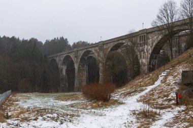 Köprü kışın nehirde