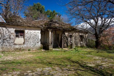 Güneşli bir günde dağlarda tuğla bina 
