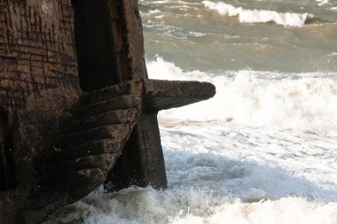 Baltık deniz kıyılarında dalgalar