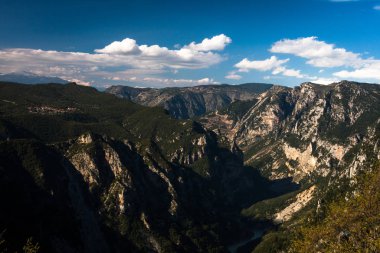 Dağ manzarasının havadan görünüşü