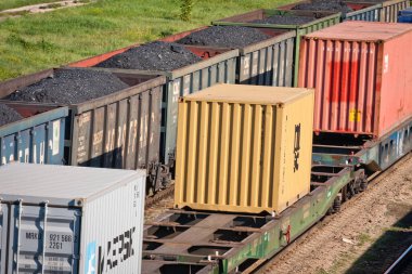 Letonya 'daki endüstriyel tren istasyonu