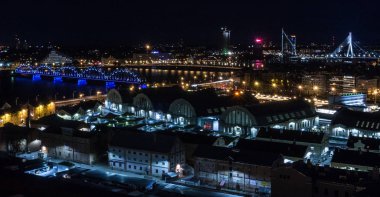 Letonya 'daki Riga şehrinin gece hava görüntüsü