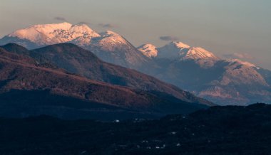 Dağ manzarasının havadan görünüşü