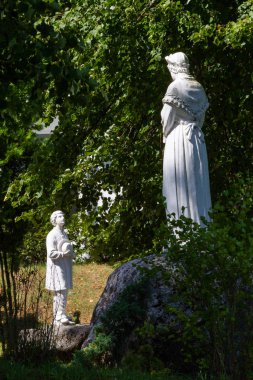 Yeşil bahçede insan Hristiyan anıtı
