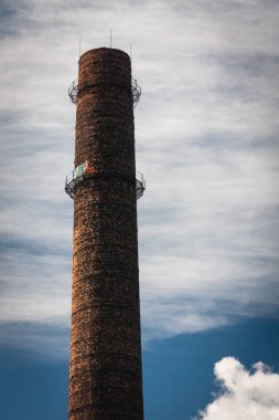 Bulutlu arkaplanda uzun baca