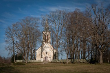 Bahar günü eski kilise