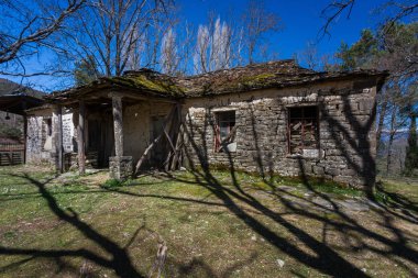 Güneşli bir günde dağlarda tuğla bina 