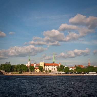 Nehir kıyısındaki tarihi şehir