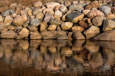 Büyük taşlı deniz kıyısı