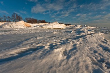 Kış doğasında donmuş su.  