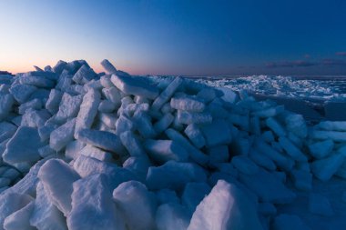 Kış mevsiminde buzla kaplı deniz kıyısı