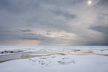günbatımı donmuş göl üzerinde 