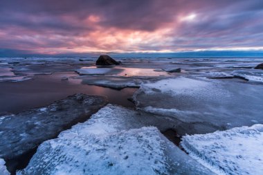 Kış deniz kıyısında gün batımında