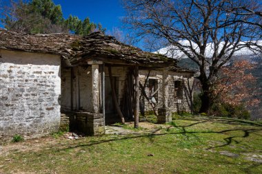 Güneşli bir günde dağlarda tuğla bina 