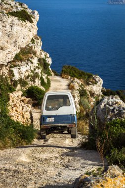 Araba Malta adasında yolda gidiyor.