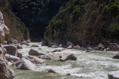 Güneşli bir gün dağ Nehri