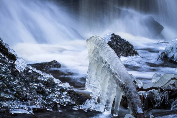 冬季美丽的瀑布 — 图库照片