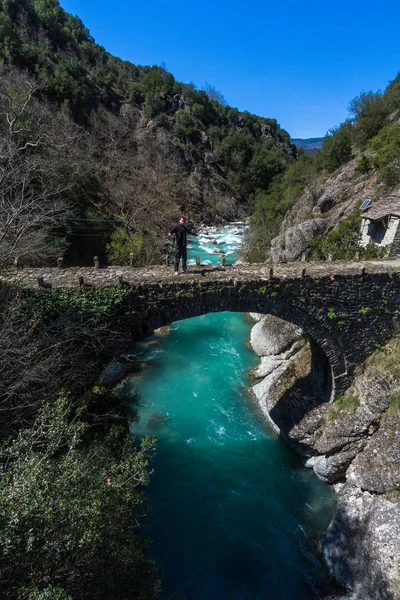 Puente Sobre Río Las Montañas —  Fotos de Stock