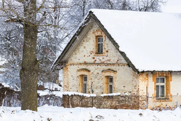 Budynek Murowany Śniegu Sezonie Zimowym — Zdjęcie stockowe