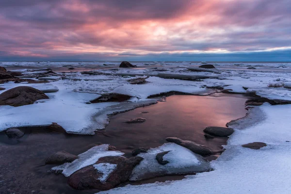 日落时的冬季海岸 — 图库照片