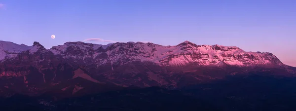 Luchtfoto Van Besneeuwde Bergen Bij Zonsopgang — Stockfoto