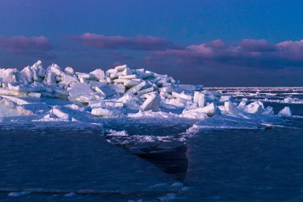 Zeekust Met Ijs Het Winterseizoen — Stockfoto