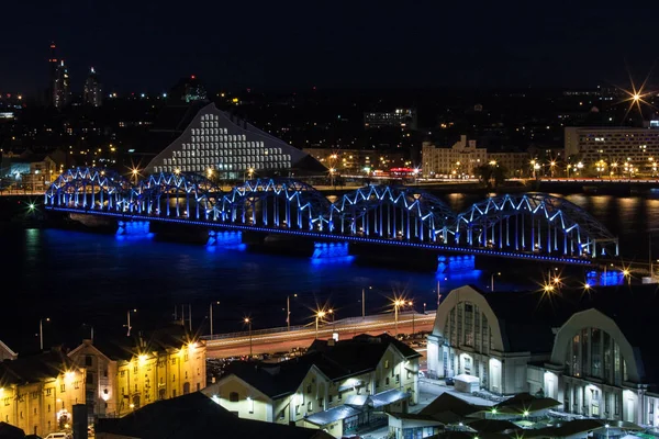 Letonya 'daki Riga şehrinin gece hava görüntüsü