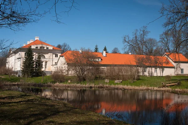 Történelmi Kastély Udvarral Lettországban — Stock Fotó