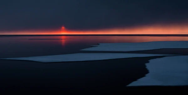 结冰的湖日落 — 图库照片
