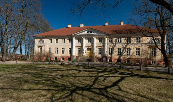 Historisch Gebouw Met Tuin Letland — Stockfoto