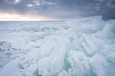 günbatımı donmuş göl üzerinde 