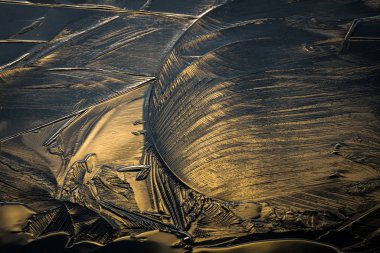Güneşli bir günde buz nehri