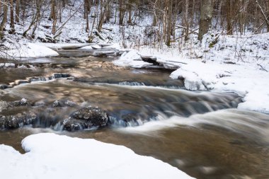 Kar ve buzla kaplı nehir