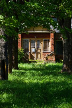 Tuğla evin yanındaki yeşil bahçe